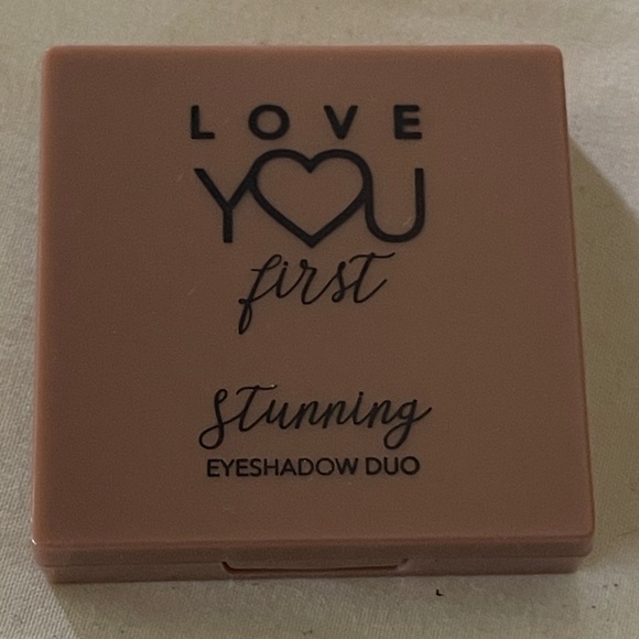 Stunning Eyeshadow Duo in Lilac & Blackberry - Picture 2 of 2